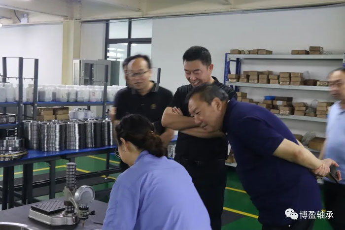 縣政協(xié)主席王定澤同志到博盈軸承公司進(jìn)行調(diào)研工作 縣政協(xié)主席王定澤同志到博盈軸承公司進(jìn)行調(diào)研工作